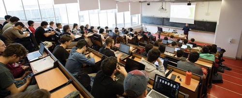 Studentesse e studenti durane una lezione presso il dipartimento DISTAL