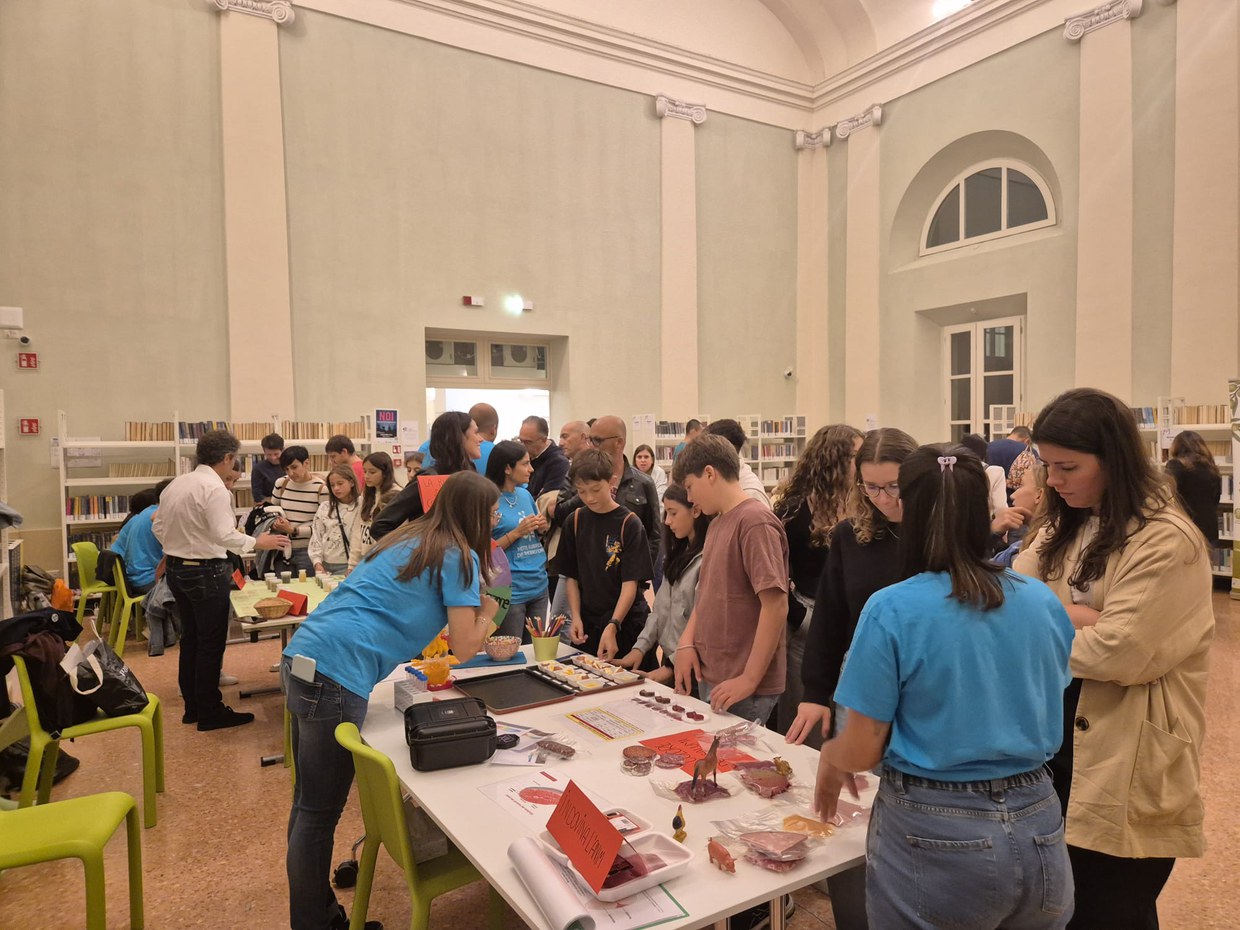 Ricercatori che partecipano a una delle iniziative promosse dal DISTAL durante La Notte Europea dei Ricercatori 2025