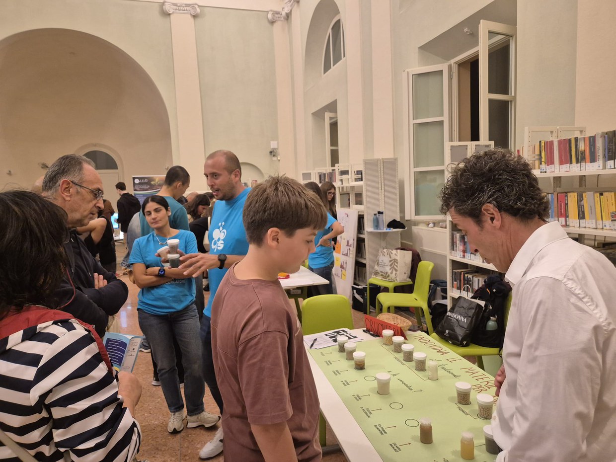 Ricercatori che hanno partecipato alle iniziative del DISTAL durante la Notte Europea dei ricercatori 2025