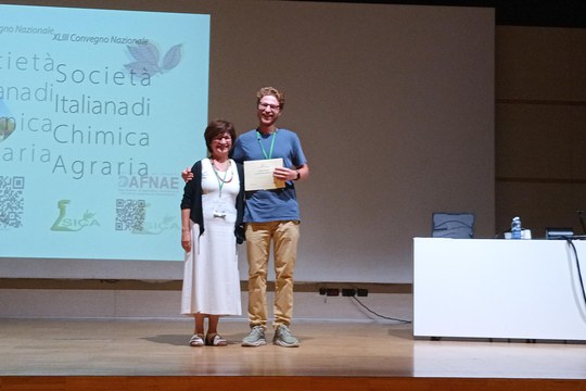 Giuseppe Picca è stato premiato per il suo poster intitolato “Enhancing nutrient efficiency and carbon storage through organic waste recycling: insights from a six-year field trial" Giuseppe Picca è stato premiato per il suo poster intitolato “Enhancing nutrient efficiency and carbon storage through organic waste recycling: insights from a six-year field trial"
