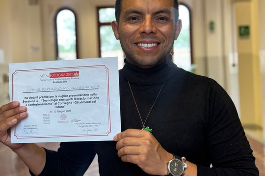 Junior Bernardo Molina Hernandez premiato al convegno “Gli Alimenti del Futuro” Junior Bernardo Molina Hernandez premiato al convegno “Gli Alimenti del Futuro”